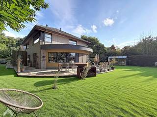 <p>Unieke klassieke villa op een perceel van 1.497 m², waarvan ca. 500 m² naastliggende bouwgrond, gelegen op een toplocatie nabij alle voorzieningen. De woning beschikt over een ruime inkomhal met apart gastentoilet, bureauruimte en een lichtrijke leefruimte met zit- en eethoek, een combinatie van natuursteen en parket en een sfeervolle houtkachel. Daarnaast is er een aparte tv-kamer/speelruimte en een open leefkeuken met aanpalende was- en bergplaats met douche. De ruime garage van ca. 60 m² beschikt over een extra verdieping, ideaal als bureau- of hobbyruimte. Vanuit de woning is er toegang tot het ruime terras en de prachtige tuin, die zorgt voor een aangename buitenbeleving en veel privacy. Op de verdieping bevinden zich vier ruime slaapkamers, waarvan twee met aparte douche, en een ruime badkamer met bad, douche, lavabo en extra toilet. Via een schuiftrap is de bergzolder bereikbaar.</p>
<p>Extra troeven:</p>
<ul>
<li>Naastliggende bouwgrond van ca. 500 m²</li>
<li>Gunstig EPC</li>
<li>Voorzien van 16 zonnepanelen</li>
<li>Regenwaterput van 20.000 liter</li>
<li>Ruime garage van ca. 60 m² met extra verdieping en werkput</li>
<li>4 ruime slaapkamers</li>
<li>Zonnig terras en tuin</li>
<li>Topligging in Gistel</li>
</ul>
<p>Deze woning is te koop ZONDER makelaar via het concept van Smart Houses! Wenst u verdere inlichtingen of een bezoek? Contacteer rechtstreeks de eigenaar via <span>+32475750114</span></p>