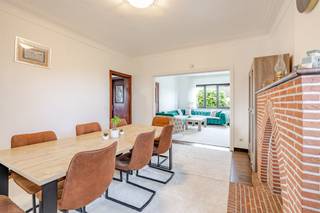  Ontdek deze unieke open bebouwing in het pittoreske Westrem, waar rust en natuur perfect samengaan. Deze woning combineert een stevige basis met...