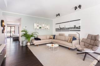 Prachtig, luxueus afgewerkt gemeubeld appartement, met 2 terrassen en parking op topligging Antwerpen Zuid. <br /><br />Onmiddellijk beschikbaar. <br /><br />Indeling: inkomhal met vestiaire en apart toilet, leefruimte op parket met prachtige open keuken: volledig ingericht voorzien van alle toestellen. Aansluitend aan de woonkamer een groot terras. Badkamer met ligbad, grote inloopdouche en dubbel lavabomeubel. Berging voorzien van wasmachine. Slaapkamer met aansluitend een volledig ingerichte dressing. 2e kamer (doorlopend naast de master): voorzien van een logeerbed.<br />Als extra troeven heeft het nieuwbouw appartement een groot terras achteraan en een ondergrondse autostaanplaats die dient bijgehuurd worden aan 130 euro per maand. <br />Het appartement is voorzien van zeer kwalitatieve meubels en is in uitstekende staat van onderhoud. <br /><br />Gemeenschappelijke kosten: 120 euro.<br />Alle verbruik met individuele meters. <br />ALL IN huurprijs € 2.000 per maand : incl. parking, gemeenschappelijke kosten, verbruik van water, verwarming, elektriciteit en internet. <br />Zeer gunstige EPC score van slechts 82 kWh/m².