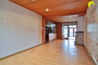 <p><span>In Hoboken vinden we deze woning die we betreden via de inkomhal die toegang geeft enerzijds tot de ruime garage, anderzijds de kelder en eveneens toegang biedt naar de gezellige, zuidgerichte tuin.</span></p><p><span>Op de 1ste verdieping vinden we de living/eetkamer, de keuken en een gezellige veranda die voorzien is van een lichtkoepel die zorgt voor natuurlijk licht en een trap naar de tuin. </span></p><p><span>Achter de keuken bevindt zich de badkamer.</span></p><p><span>Op de 2de verdieping zijn er 2 ruime slaapkamers aanwezig.</span></p><p><span> </span></p><p><span>Graag som ik voor u nog even de troeven van deze authentieke woning op:</span></p><p><span> </span></p><ul><li><span>Gelegen nabij openbaar vervoer, belangrijke toegangswegen en scholen in de omgeving</span></li><li><span>De mogelijkheid om aan de woning uw persoonlijke "touch" te geven</span></li><li><span>Ruime, hoge garage, berging en tuin!</span></li><li><span>4 slaapkamers</span></li></ul><p><span> </span></p><p><span>EPC 436 kwh/jaar - label E- renovatieverplichting binnen de 6 jaar<br />P-score: klasse C</span><span> </span></p><p><span>G-score:</span><span> klasse C</span></p><p><span> </span></p><p><span>Voor een bezoek ter plaatse kan u ons contacteren op het nummer 03 449 42 41 of mail ons via hallo@habicom.be.</span></p><p><span>Benieuwd naar de waarde van jouw woning?  Check het gratis op <span>www.watismijnhuiswaard.be</span></span></p>