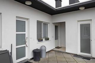 <p>Bent u op zoek naar een instapklare woning of een zorgeloze investering op een van de meest gegeerde locaties in Dilbeek? Dit uitstekend onderhouden appartement van <b>76 m²</b>, gelegen aan de <b>Heilige Dominicus Saviolaan 12</b>, biedt de perfecte balans tussen rust, comfort en een strategische ligging.</p>
<h3>📍 Uitzonderlijk goede locatie</h3>
<p>De ligging van dit pand is een absolute troef! Gelegen in een rustige en residentiële omgeving, geniet u hier van een uitzonderlijke bereikbaarheid:</p>
<ul>
<li>
<p><b>Alles op wandelafstand:</b> Winkels, bakkers, scholen en openbaar vervoer bevinden zich in de directe nabijheid.</p>
</li>
<li>
<p><b>Groene long:</b> Op een boogscheut van de parken en ontspanningsmogelijkheden waar Dilbeek om bekend staat.</p>
</li>
<li>
<p><b>Mobiliteit:</b> Een razendsnelle verbinding met de Brusselse Ring (R0) en belangrijke invalswegen, ideaal voor woon-werkverkeer.</p>
</li>
</ul>
<h3>✨ Indeling & Comfort</h3>
<p>Het appartement is doordacht ingedeeld om elke vierkante meter optimaal te benutten:</p>
<ul>
<li>
<p><b>Ontvangst:</b> Ruime inkomhal met een praktisch <b>apart toilet</b>.</p>
</li>
<li>
<p><b>Leefruimte & Keuken:</b> Een lichtrijke woonkamer die uitnodigt tot gezelligheid, met aansluitend een functionele keuken.</p>
</li>
<li>
<p><b>Nachtgedeelte:</b> <b>2 volwaardige slaapkamers</b> met aangename lichtinval.</p>
</li>
<li>
<p><b>Badkamer & Berging:</b> Een nette badkamer en een onmisbare interne berging (wasplaats/stockage).</p>
</li>
</ul>
<h3>📈 Sterke Investering & Energiezuinigheid</h3>
<ul>
<li>
<p><b>Direct rendement:</b> Het appartement is momenteel verhuurd voor ca. <b>€ 940 per maand</b>, wat het een zeer aantrekkelijke opportuniteit maakt voor investeerders.</p>
</li>
<li>
<p><b>Toekomstbestendig (EPC B):</b> Dankzij het <b>gunstige EPC-label B</b> geniet u van een laag energieverbruik en bent u volledig vrijgesteld van de huidige renovatieverplichtingen.</p>
</li>
</ul>
<hr />
<h3><b>Wenst u meer informatie of een bezoek ter plaatse?</b></h3>
<p>Appartementen op deze toplocatie met een dergelijk gunstig EPC zijn zeer gegeerd! Neem vandaag nog contact op met <b>Nils Deblock</b> voor een afspraak:</p>
<p>📞 <b>0497 248 251</b> 📧 <b>nils.deblock@weinvest.be</b></p>
<p><b>Uw nieuwe thuis of slimme vastgoedinvestering wacht op u in het hartje van Dilbeek!</b></p>