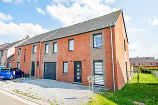 Op zoek naar een recente woning met alle moderne comfort, volledig bemeubeld en ideaal gelegen? Dan is deze woning iets voor u.Deze halfopen...