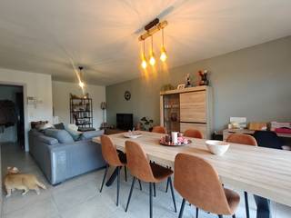 Bij het betreden van het appartement kom je in de inkomhal, die toegang geeft tot de gezellige woonkamer. Aansluitend bevindt zich de...