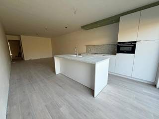 <p><strong>NIEUWBOUWAPPARTEMENT TE HUUR – CENTRUM RETIE</strong></p>
<p>📍 Laarstraat 8, Retie</p>
<p>Modern en energiezuinig <strong>1-slaapkamerappartement op het gelijkvloers</strong>, gelegen op wandelafstand van talrijke voorzieningen. Het appartement voelt bijzonder ruim aan en beschikt over een <strong>groot terras van bijna 14 m²</strong>, met prachtig uitzicht op een aangelegde tuin.</p>
<p><strong>Indeling & troeven:</strong></p>
<ul>
<li>
<p>Ruime slaapkamer aan de achterzijde</p>
</li>
<li>
<p>Lichtrijke leefruimte met volledig uitgeruste keuken</p>
</li>
<li>
<p>BORA-kookplaat met geïntegreerde afzuiging</p>
</li>
<li>
<p>Combi-oven, vaatwasser en ingebouwde koelkast met vriesvak</p>
</li>
<li>
<p>Badkamer met inloopdouche, enkel meubel en handdoekdroger</p>
</li>
<li>
<p>Apart toilet</p>
</li>
<li>
<p>Technische ruimte met aansluitingen voor wasmachine en droogkast</p>
</li>
<li>
<p>Groot terras van ±14 m² met zicht op de tuin</p>
</li>
<li>
<p>Ondergrondse parkeerplaats en private berging</p>
</li>
<li>
<p>Gemeenschappelijke fietsenstalling</p>
</li>
<li>
<p>Vloerverwarming via warmtepomp</p>
</li>
<li>
<p>EPC in opmaak – verwacht E-peil 20 à 30</p>
</li>
</ul>
<p>💶 <strong>Huurprijs:</strong> €950/maand<br />🏢 <strong>Gemeenschappelijke kosten:</strong> €100/maand<br />🚗 <strong>Ondergrondse parkeerplaats:</strong> €50/maand<br />🔑 <strong>Huurwaarborg:</strong> 3 maanden<br />📅 <strong>Beschikbaar vanaf 1 november</strong></p>
<p>Een comfortabel en energiezuinig nieuwbouwappartement op een uitstekende locatie in het centrum van Retie.</p>