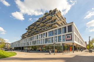 Aan het Schengenplein, in de populaire Cadixwijk op ’t Eilandje, bevindt zich dit instapklare appartement van 82 m² met twee terrassen van samen 23 m2, op de 7de verdieping van residentie Cadiz (2011).<br /><br />De buurt groeide de voorbije jaren uit tot één van de meest aantrekkelijke woonomgevingen van Antwerpen. Je woont hier in een moderne, levendige wijk op wandelafstand van de dokken, het MAS en tal van gezellige horecazaken.<br /><br />Het appartement valt meteen op door zijn lichtinval en praktische indeling. De leefruimte met open keuken is uitgerust met kwalitatieve AEG-toestellen en een centraal keukeneiland, ideaal om te koken en samen te komen. Grote raampartijen zorgen voor een open uitzicht en geven toegang tot twee terrassen, wat extra buitenruimte en een aangename connectie met de omgeving biedt.<br /><br />Verder zijn er twee volwaardige slaapkamers, een moderne badkamer met inloopdouche, een apart toilet en een praktische berging. De ligging op de 7de verdieping zorgt voor extra licht, ruimtegevoel en privacy.<br /><br />Dankzij de recente bouw (2011) en aluminium ramen met hoogrendementsglas geniet je hier van comfortabel en energiezuinig wonen (EPC-label B).<br /><br />Een ondergrondse staanplaats kan aangekocht worden voor €30.000.<br /><br />Voor meer info of een bezoek: 03 225 00 68 of laura@wellimmo.net<br /><br />Bekijk de videotour, plannen,  EPC en elektrische keuring via de Wellimmo-site (documenten).