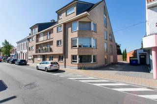 <p>Gelijkvloerse appartement met garagebox te Essen-centrum. Het appartement beschikt o.a. over een lichtrijke, open leefruimte met aansluitend de keuken, twee slaapkamers, een ruime badkamer met bad en douche, een handige berging en een terras van ca. 30m².</p>
<p>EPC C!</p>