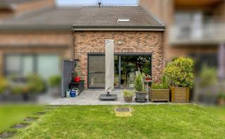 Op zoek naar een woning die net dat tikkeltje anders is? Deze goed onderhouden en instapklare loftwoning in Residentie Aloysius (Wilgenstraat 105B, Roeselare) combineert een verrassend ruimtelijk gevoel en een uitstekende ligging nabij het centrum van Roeselare.Voor de deur zorgt een groen aangelegd rondpunt voor een aangenaam en open gevoel. Achteraan beschikt de woning over een zonnig zuidgericht terras, terwijl parkeren kan op de privatieve staanplaats vlak voor de inkomdeur.Indeling:- Gelijkvloers:* Inkomhal met apart toilet* Technische ruimte/wasberging* Ruime leefruimte met open keuken en toegang tot terras en tuintje-Mezzanineniveau:* Slaapkamer-Verdieping:* Open ruimte met plaats voor bureau of bibliotheek en voorzien van ingemaakte kast* Badkamer met douche, bad, toilet en lavabomeubel* Tweede slaapkamerTroeven:* energiezuinig met EPC-label B* Blanco elektrische keuring* Regenwaterput van 10.000 liter* Handige gemeenschappelijke fietsenstalling en vuilnisberging op terrein* Kwalitatief afgewerkt: aluminium ramen + recente elektrische zonnescreen achteraan, parketvloer...Een ideale woning voor wie houdt van licht, ruimte en een hedendaagse woonbeleving op een gunstige locatie in Roeselare.Momenteel nog verhuurd tot 31/8/2026De eigendom wordt aangeboden via de Pre-sale formule. Op 02/07/2026 tussen 16:00 en 18:00 kan u de woning op afspraak komen bezichtigen en een bod uitbrengen. De vermelde prijs is een instelprijs. Voor meer info, gelieve contact op te nemen met de dossierverantwoordelijke.Bestuursmaatregelen in het maatregelenregister: nee