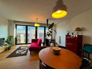 <span>Info & Bezoeken : bruxelles.ouest@weinvest.be of 02 315 77 22</span><br /><br />
<p>Ontdek dit prachtige 2-slaapkamerappartement van ca. 84 m², gelegen op de 6e verdieping van een recente en uitstekend onderhouden residentie uit 2016. Dankzij de grote raampartijen baadt het appartement de hele dag in natuurlijk licht, wat zorgt voor een aangename en warme woonsfeer in elk seizoen.</p>
<p>Met zijn doordachte indeling, comfortabele leefruimtes en uitstekende energieprestaties biedt deze woning een ideale thuis voor jonge gezinnen, koppels of iedereen die op zoek is naar kwalitatief wonen in Brussel. Het gebouw voldoet aan de recente energienormen en beschikt over een EPC-score B, wat garant staat voor een lager energieverbruik, meer wooncomfort en lagere energiekosten.</p>
<p>Een van de grootste troeven van deze residentie is de ruime, zonnige en uitstekend onderhouden gemeenschappelijke privétuin, uitsluitend toegankelijk voor bewoners. Deze rustige groene oase vormt een veilige en aangename plek voor kinderen om te spelen, voor honden om buiten te komen of gewoon om te ontspannen en te genieten van de rust, de zon, weg van de stadsdrukte.</p>
<p>De ligging combineert bovendien het beste van twee werelden: een rustige woonomgeving met alle dagelijkse voorzieningen binnen handbereik, terwijl u op wandelafstand geniet van de dynamiek van de buurt rond Tour & Taxis, met haar restaurants, markten, groene ruimtes en culturele activiteiten.</p>
<p>Dankzij de uitstekende verbindingen met het openbaar vervoer, de nabijheid van het stadscentrum en de vlotte toegang tot de belangrijkste invalswegen, vormt dit appartement ook een bijzonder interessante investering in een wijk die zich blijft ontwikkelen en een sterke aantrekkingskracht geniet.</p>
<p>Een unieke opportuniteit voor wie op zoek is naar een lichtrijke, energiezuinige woning met een uitzonderlijke groene meerwaarde in Brussel.</p>
<p><strong>Een bezoek meer dan waard!</strong></p>
<br /><span>EPC: B – CO₂: 12 kg/(m².jaar) – 58 kWhEP/(m².jaar) - Ontdek al onze exclusieve panden op WWW.WEINVEST.BE</span>
<div></div>