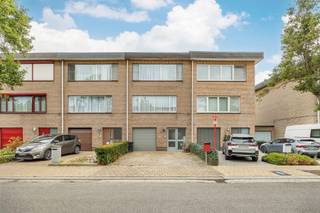 Deze woning is rustig gelegen en heeft een praktische indeling. Via de inkomhal bereikt u de inpandige garage en extra bergplaats/hobbyruimte. Op de eerste verdieping bevindt zich de ruime woonkamer met veel lichtinval en open keuken. De tweede verdieping telt maar liefst vier slaapkamers en een badkamer, ingericht met een ligbad, dubbele lavabo en een tweede toilet. Buiten geniet u van een aangename, zonnige tuin. Ook op energetisch vlak scoort de woning goed, met een EPC van 213 kWh/m² per jaar, slechts enkele punten verwijderd van energielabel B. De woning geniet bovendien van een centrale ligging met een vlotte verbinding naar de autostrade. Scholen, winkels en openbaar vervoer bevinden zich in de nabije omgeving. Dankzij de vier slaapkamers, inpandige garage en rustige ligging is dit de ideale gezinswoning. Voor meer info: 03 568 03 03 of lauren@vastgoed03.be