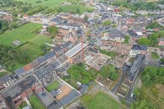 Laatste appartement te koop in project Musica! <br /><br />In het centrum van Sint-Katelijne-Waver vind je Project Musica, een duurzaam en energiezuinig nieuwbouwproject met tijdloze architectuur.<br /><br />Dit laatste appartement van 120 m² ligt op de eerste verdieping en biedt een lichtrijke leefruimte met aansluitend zuidwestterras, open keuken, berging, 3 slaapkamers, badkamer en apart toilet. Via de inkom aan de achterzijde kom je terecht onder een gemeenschappelijke luifel met zicht op het binnenplein.<br /><br />Alle woningen zijn BEN-30 gebouwd, waardoor je geniet van een 50% vrijstelling van onroerende voorheffing gedurende 5 jaar. Ondergronds zijn privatieve parkeerplaatsen, boxen en bergingen beschikbaar, naast fietsenstallingen.<br /><br />Dankzij de opsplitsing tussen grond- en constructiewaarde betaal je registratierechten op het grondaandeel en enkel BTW op de constructiewaarde.<br /><br />Ontdek dit unieke aanbod en plan vandaag nog je afspraak met onze nieuwbouwspecialist via onze website.