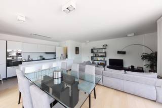 Schitterend appartement van 136 m² gelegen aan de Woluwelaan, in een eigentijds en kwalitatief hoogstaand gebouw in Sint-Lambrechts-Woluwe, in een groene omgeving tegenover het Malou-park.<br />De woning omvat een inkomhal met ingebouwde kasten, een ruime lichtrijke woonkamer met toegang tot een terras van 17 m², een ingerichte keuken met bijkeuken en wasruimte, twee slaapkamers waaronder een ouderslaapkamer met dressing van 25 m², en twee badkamers. Verzorgde afwerking, uitstekende thermische en akoestische isolatie.<br />EPC A – elektrisch conform – dubbele ventilatie – individuele condensatieketel. Vrij bij akte.<br />Ideaal gelegen in een groene omgeving met zicht op het Kasteel Malou en het Sint-Lambrechtspark, op korte afstand van de luchthaven van Brussel, Rob, het Woluwe Shopping Center, sportclub Aspria Royal La Rasante en de Klinieken Sint-Luc, uitstekend bediend door het openbaar vervoer (tram 8, bus 28, metro Roodebeek).<br />Gegarandeerde liefde op het eerste gezicht!