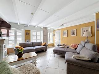In de Handboogstraat, pal in het centrum van Veurne, vinden we deze prachtige woning (147m²) met twee slaapkamers en garage te huur. <br /><br />Indeling:<br />> Gelijkvloers:<br />- Ruime leefruimte met open keuken voorzien van oven, gasfornuis, dampkap, frigo, diepvries, vaatwas en dubbele spoelbak;<br />- Badkamer voorzien van stoomdouche, bad en wasmeubel;<br />- Ruime dressing/ berging;<br />- Apart toilet;<br />- Veranda met aansluitend een prachtige stadstuin voorzien van enorm veel groen;<br />- Grote garage.<br /><br />> Eerste verdieping:<br />- Ruime slaapkamer;<br />- Slaapkamer/bureau.<br /><br />TROEVEN:<br />- TOPlocatie;<br />- Garage;<br />- Prachtige stadstuin met veranda;<br />- Overal HR-glas en volledig dak is geïsoleerd;<br /><br /><br />Ben je geïnteresseerd in deze woning te huur in Veurne? Ga naar de website www.dewaele.com, klik op de garage dat je wenst te huren. Via de rode knop "vraag je bezoek aan" vragen we u kort een profiel in te vullen. Daarna nemen we contact op voor een bezoek. Telefonisch kunnen er geen afspraken gemaakt worden.<br />