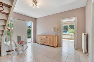 Gelegen in een<strong> rustige, residentiële woonwijk</strong> in Herent, vinden we deze ruime villa met een bruikbare oppervlakte van ca. <strong>305 m²</strong> en een volledig aangelegde tuin. De woning combineert een ruime indeling met een praktische ligging, op korte afstand van winkels, scholen, sportfaciliteiten en het openbaar vervoer. Herent heeft overigens een vlotte verbinding met Mechelen (E19) en de opritten van de E40 (Leuven/Brussel) en E314.<br /><br />Bij het betreden van de woning komt u in de inkomhal, die toegang biedt tot het gastentoilet, de badkamer en het bureau. Deze ruimte kan, indien gewenst, eveneens dienstdoen als slaapkamer en vormt daarmee een praktische troef voor wie <strong>gelijkvloers </strong>wonen belangrijk vindt.<br /><br />De leefruimte bestaat uit een ruime zit- en eetplaats en geniet van een aangename verbinding met de tuin. Aansluitend bevindt zich de ruime keuken met een aparte eethoek. Vanuit deze eethoek heeft u rechtstreeks toegang tot het terras en de tuin. Een bijkomende troef is de bijzonder ruime garage, uitgerust met een sectionale poort. Er is plaats voor twee wagens en daarnaast voldoende ruimte voor fietsen, een diepvriezer en andere spullen. Ook de zolder boven de garage kan gebruikt worden als extra opslagruimte.<br /><br />Op de <strong>eerste verdieping </strong>bevindt zich de nachthal met toegang tot vier ruime slaapkamers. Daarnaast beschikt deze verdieping over een badkamer met een dubbele lavabo, douche en ligbad, een apart toilet en een polyvalente berging. Vanuit deze berging is er via een opklapbare trap toegang tot een bijkomende opbergzolder. Alle slaapkamers zijn voorzien van gordijnroedes en lichtarmaturen.<br /><br />De woning biedt dankzij haar oppervlakte en indeling verschillende mogelijkheden en is bijzonder geschikt voor grote gezinnen die op zoek zijn naar voldoende leef- en bergruimte. Ook voor personen met een beperkte mobiliteit zijn er interessante voorzieningen aanwezig, waaronder een bruikbare traplift en de mogelijkheid om het bureau op het gelijkvloers als slaapkamer te gebruiken.<br /><br />De woning beschikt over een EPC label C en wordt verwarmd doormiddel van een gasketel en beschikt over een waterzachter. De buitenkraan en gastentoilet zijn verbonden aan de regenwaterput.<br />De villa is <strong>onmiddellijk beschikbaar</strong> en wordt aangeboden aan een huurprijs van € 2.500 per maand. Gas, elektriciteit en water zijn individueel ten laste van de huurder. Lichtarmaturen en gordijnroedes zijn inbegrepen. De aanwezige meubels kunnen, in overleg, eventueel blijven staan.<br /><br />Interesse in deze ruime gezinswoning? Neem dan gerust contact met ons op voor meer informatie of een bezichtiging via 0496 81 90 81 of Timothee@immojanstas.be
