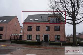 Prachtig dakappartement met twee slaapkamers en enorm ruim terras te Wiekevorst. <br /><br />Dit appartement bestaat uit een inkomhal, woonkamer met halfopen keuken (voorzien van vaatwasser, koelkast met diepvriesvak, combioven, kookvuur en dampkap), twee slaapkamers, gastentoilet, badkamer (voorzien van douche, wastafel en kast), berging/wasplaats, zeer ruim terras, kelderberging en ondergrondse autostaanplaats.<br /><br />De huurprijs bedraagt 925 euro + 65 euro gemeenschappelijke kosten per maand. Een extra (buiten)autostaanplaats kan gehuurd worden aan 20 euro per maand. <br />Alle verbruik is individueel. <br /><br />Het appartement is beschikbaar vanaf 1 april 2026.<br /><br />In de nabije omgeving is een buurthuis alsook een supermarkt aanwezig! <br /><br />De EPC-waarde bedraagt 154 kWh/m²jaar.<br />Meer info vindt u op www.debaco.be of bel ons op 014/73.77.77 voor een bezoek ter plaatse!