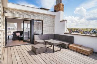 Prachtig gerenoveerde penthouse met ruime zonneterrassen en leuk zicht op zee in de residentie Aosta te Koksijde. De residentie Aosta bevindt zich...