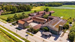 Hoeve te koop te Maria-Aalter met vergunning voor 580 zeugen, 2 beren, 389 andere varkens.<br />De milieuvergunning is nog geldig tot 25-10-2029 met mogelijkheden naar hernieuwing en omvorming.<br />Nog ruime veebezetting laatste jaren, zodat gunstige PAS-referentie.<br />Het bedrijf kan op mooie rechthoekige kavel van 1,20 ha of 4 ha gekocht worden.<br />Uitstekend gelegen hoeve, nabij dorp en bossen van Maria-Aalter, met ideale inplanting.<br />