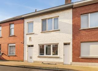 Gelegen in een rustige buurt te Oudenaarde/Bevere, vlakbij N60, station én centrum Oudenaarde treffen we deze prima onderhouden woning. Mede...