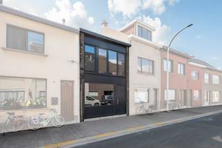<p>Charmante woning in Beveren-Kruibeke-Zwijndrecht met gezellige tuin en vlotte bereikbaarheid.</p>

<p>Deze instapklare woning is gelegen op een toplocatie in Beveren-Kruibeke-Zwijndrecht, vlak bij scholen, openbaar vervoer, invalswegen en het ziekenhuis. De woning combineert een praktische indeling met een warme en aangename woonomgeving. De gezellige tuin van 90 m² biedt een fijne buitenruimte om te ontspannen of gasten te ontvangen. Binnen geniet je van een lichtrijke leefruimte en een volledig ingebouwde keuken die perfect aansluit op het dagelijkse comfort. Dankzij de twee slaapkamers en de praktische berging is dit huis ideaal voor starters, koppels of kleine gezinnen.</p>

<p>Belangrijkste ruimtes:<br />• Ruime living (35 m²) met veel lichtinval<br />• Volledig ingebouwde keuken (15 m²) met praktische indeling<br />• Slaapkamer (14 m²)<br />• Slaapkamer (10 m²)<br />• Badkamer (5 m²) uitgerust met douche en enkele spoelbak<br />• Berging (12 m²) met aansluiting voor wasmachine en droogkast<br />• Gezellige tuin (90 m²) met aangename buitenruimte</p>

<p> </p>

<p>Troeven:<br />• Gelegen op een toplocatie nabij scholen, openbaar vervoer en invalswegen<br />• Gezellige tuin van 90 m²<br />• Perfect instapklaar met praktische indeling</p>

<p> </p>

<p>Neem vandaag nog contact op met je ERA-makelaar voor een bezoek.</p>

<p> </p>

<p>JOUW DROOMHUIS. ZO GEVONDEN!</p>