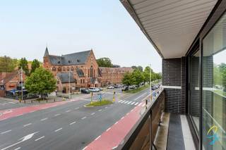 TE KOOP IN AALST<br /><br />Gelegen op een absolute toplocatie in Aalst, vlak bij het stadscentrum en met een vlotte verbinding naar de E40, combineert dit appartement ruimte, comfort en bereikbaarheid.<br />Dit ruime appartement van maar liefst 126 m² biedt alle comfort voor wie op zoek is naar een praktische en centraal gelegen woonst.<br /><br />Via de grote inkomhal met apart gastentoilet bereikt u de lichtrijke en ruime leefruimte. De leefruimte is zo'n 40 m² en geeft via het grote schuifraam toegang tot het balkon. Aansluitend bevindt zich de uitgeruste keuken met een aangenaam uitzicht op de Sint-Antonius van Paduakerk. Naast de keuken bevindt zich een handige berging met aansluiting voor wasmachine en droogkast.<br /><br />Vanuit de inkomhal heeft u eveneens toegang tot de badkamer en de drie slaapkamers.<br /><br />Dit appartement beschikt over centrale verwarming op aardgas en het uitstekende EPC-label A. Dit zorgt voor een duurzaam en energiezuinig wooncomfort.<br /><br />In de ondergrondse parking is een privatieve staanplaats, aan te kopen voor € 12.000.<br /><br />Interesse?<br />Mis deze unieke kans niet en plan vandaag nog uw bezoek! <br /><br />mail: margot@cornelis-goeman.be <br />gsm: 0470 06 40 60