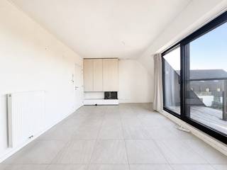 Dit instapklare appartement ligt op een centrale locatie in Lovendegem, vlak bij winkels, horeca en scholen. Een ideale plek voor wie graag alles binnen handbereik heeft.<br /><br /><strong>Indeling:</strong><br />Inkom met vestiaireruimte, lichtrijke woonkamer met open, volledig geïnstalleerde keuken, praktische berging, apart toilet, meerdere terrassen, 2 slaapkamers en een badkamer met inloopdouche. De gashaard met inbouwkast zorgt voor extra gezelligheid in de leefruimte.<br /><br /><strong>Afwerking &amp; comfort:</strong>
<ul>
	<li>Volledig geschilderd</li>
	<li>Gordijnen en vliegenhorren aanwezig</li>
	<li>Private kelderberging</li>
	<li>Parkeerplaats achteraan de residentie</li>
</ul>
<strong>Troeven</strong>: energiezuinig – moderne afwerking – lift – rolstoeltoegankelijk<br />💰 Huurprijs: €900/maand + gemeenschappelijke kosten: €60/maand<br />📅 Beschikbaar: overeen te komen<br /><br />📞Had u graag meer informatie of een rondleiding gehad in deze woning? Aarzel dan niet om ons te contacteren op 09 395 05 40 of verhuur@concept-home.be 