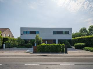 Recent nieuwbouwproject (BJ 2023) bestaande uit een kantoor (bvo 232 m²) en een gezinswoning (bvo 232 m²) op een gunstig perceel van 1.030 m² in Lievegem.<br /><br />Op zoek naar een instapklaar kantoor met een ruime gezinswoning ernaast? Op zoek naar een project dat comfort, architectuur en toekomstgericht wonen en werken perfect combineert? Dan is dit recente nieuwbouwproject uit 2023 zonder twijfel een buitenkans. Wonen en werken was nog nooit zo eenvoudig. <br /><br />Het kantoor (links) beschikt over een verzorgde voortuin met private parkeergelegenheid en een laadpaal voor elektrische voertuigen. Binnenin vindt u verschillende kantoorruimtes, aangevuld met een praktische keuken, een technische berging en twee toiletten. Achteraan geniet u van een aangenaam terras met tuin, de ideale plek om tijdens de middagpauze even tot rust te komen of klanten in een ontspannen setting te ontvangen.<br /><br />De woning (rechts) beschikt eveneens over een verzorgde voortuin met parkeergelegenheid en een laadpaal. Deze praktische gezinswoning beschikt onder meer over een ruime leef- en eetruimte die naadloos aansluit op de open keuken met kookeiland en hoogwaardige Miele-toestellen. Op de verdieping bevinden zich drie slaapkamers en twee badkamers. Achteraan geniet u van een zonnig terras en een knap aangelegde tuin, de perfecte plek voor kinderen om zorgeloos te spelen en voor het hele gezin om te ontspannen.<br /><br />Zowel de woning als het kantoor genieten van hoogwaardig nieuwbouwcomfort dankzij individuele geothermie, vloerverwarming, koeling, zonnewering en een ventilatiesysteem D met warmterecuperatie. Zo bent u verzekerd van maximaal comfort en een uitstekende energieprestatie.<br /><br />Het centrum van Lievegem bevindt zich op slechts 10 minuten fietsen, waardoor winkels, scholen en andere voorzieningen vlot bereikbaar zijn.<br /><br />Kortom, een uitzonderlijke en toekomstgerichte eigendom waar kwaliteit, comfort en functionaliteit hand in hand gaan.