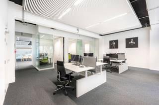 Hoogwaardig gerenoveerd kantoorcomplex van ca. 2.736 m² te huur op de Papyrus-site in Antwerpen. Flexibel indeelbaar en voorzien van...