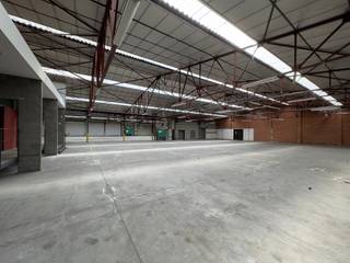 Bedrijfsgebouw met een kantoorgedeelte van 323 m² omvat een entree, verschillende vergaderruimtes, sanitaire voorzieningen, een serverruimte, opslagruimte en aparte kantoren.<br />Daarnaast zijn er 2 productiehallen van in totaal 1.888 m² en deze zijn direct toegankelijk vanaf de straat.<br /><br />Het pand is gelegen in een kleinschalige industriezone voor bedrijven met milieubelastende activiteiten.<br /><br />De kantoren zijn afgewerkt met een keramische tegelvloer, een vals plafond met TL-verlichting, databekabeling, dubbele beglazing en aluminium kozijnen.<br />De productiehallen hebben allemaal een polybetonvloer, een stalen constructie, gemetselde muren en een geïsoleerd dak met lichtkoepels.<br /><br />Er is een ruime parkeergelegenheid aan de voorkant van het gebouw. Totale grondoppervlakte circa 3.357 m²<br /><br />Wenst u meer info of wil u een een bezoek inplannen? Contacteer Henry Van Tornhout 0474 13 37 93 of henry@kmovastgoed.be<br /><br />Stedenbouwkundige inlichtingen: milieubelastende industrieën, vergund, geen rechterlijke maatregel of. bestuurlijke maatregel opgelegd, wel voorkooprecht. <br />Watertoets: geen overstromingsgevoelig gebied: P-score A, G-score A. 