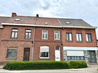 Deze te renoveren woning is goedgelegen qua bereikbaarheid. Garage en uitweg achteraan. Veel potentieel en ideaal voor handige harry's. Bovendien...
