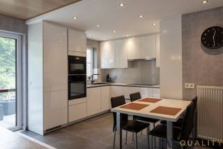 Deze verzorgde en instapklare bel-etagewoning is gunstig gelegen nabij het centrum van Bornem en combineert een praktische indeling met comfortabel wonen. Op het gelijkvloers bevinden zich een ruime inkom- en traphal, een apart gastentoilet, een berging, een veelzijdige hobbyruimte en een inpandige garage. Vanuit de woning heeft u toegang tot een aangenaam terras met gezellige stadstuin, ideaal om in alle rust te genieten van het buitenleven. De eerste verdieping vormt het hart van de woning en omvat een volledig ingerichte keuken, een lichtrijke leefruimte, een comfortabele zithoek en apart toilet. Aansluitend bevindt zich een extra terras waar u heerlijk kunt ontspannen. Op de tweede verdieping geeft de nachthal toegang tot drie volwaardige slaapkamers en een volledig ingerichte badkamer. Dankzij het gunstige EPC-label B is deze woning bovendien energiezuinig, wat resulteert in een aangenaam wooncomfort en lagere energiekosten. Een ideale gezinswoning voor wie op zoek is naar ruimte, comfort en een centrale ligging. Contacteer ons via 03/283.84.84 of mail naar gert@ax-quality.be voor een bezichtiging en ontdek zelf de troeven van dit pand.