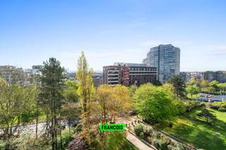 Op zoek naar een ruime woning te koop in Sint-Jans-Molenbeek met veel licht en potentieel? Dit op te frissen appartement op de zesde verdieping aan de Louis Mettewielaan biedt comfort, ruimte en een topligging nabij het centrum.<br /><br />Deze lichtrijke woonst van 127m² beschikt over een ruime leefruimte met grote raampartijen en aangename lichtinval. De keuken kan volledig naar eigen smaak ingericht worden. Met twee volwaardige slaapkamers, waarvan één met eigen doucheruimte, en een tweede badkamer, is dit een ideale gezinswoning of investering. De twee ruime terrassen voor- en achteraan bieden een mooi zicht op het groen en zorgen voor rust. Daarnaast is er een praktische kelderberging en een garage verplicht aan te kopen (€25.000). De gemeenschappelijke lasten bedragen €230/maand. Dankzij de centrale ligging, nabij invalswegen en voorzieningen, woont u hier bijzonder vlot.<br /><br />Interesse in deze opportuniteit in Sint-Jans-Molenbeek? Contacteer Immo Francois en plan uw bezoek.<br /><br />Overweegt u uw woning te koop te zetten in Sint-Jans-Molenbeek? Immo Francois begeleidt u graag.<br /><br />Woning verkopen in Sint-Jans-Molenbeek? Vraag je gratis schatting aan bij Immo Francois via meire@immofrancois.be<br /><br />De getoonde inrichting is een AI-gegenereerde visualisatie ter illustratie.<br /><br />