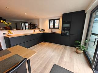 Ruime en recent vernieuwde woning met garage en omheinde tuin in Vorst Laakdal.<br /><br />Deze ruime en instapklare woning beschikt over ongeveer 190 m² bewoonbare oppervlakte op een perceel van 556 m² en is rustig gelegen in Vorst (Laakdal). EPC-score 303.<br /><br />De woning biedt een praktische indeling met op het gelijkvloers een inkomhal, apart toilet, badkamer/wasplaats, een polyvalente kamer die ook als derde slaapkamer kan worden ingericht, en een ruime leefruimte met aansluitend de vernieuwde keuken. Dankzij de grote schuifraam geniet je vanuit de keuken van een mooi zicht op de tuin.<br /><br />Op de eerste verdieping bevinden zich een nachthal, apart toilet, tweede badkamer, een ruime master bedroom met ingemaakte kasten en een tweede slaapkamer.<br /><br />De volledig omheinde tuin beschikt over een aangelegd terras en tuinhuis. De lange oprit biedt plaats aan 4 à 5 wagens en geeft toegang tot de vrijstaande garage van ongeveer 6 x 4 meter. Daarnaast is er een koele kelder van ongeveer 12 m².<br /><br />De woning werd de afgelopen jaren op verschillende punten vernieuwd, waaronder de keuken, badkamer, condensatie-gasketel (2019), zonnepanelen en omvormer. Ook het dak van de garage en aanbouw werd volledig vernieuwd.<br /><br />Verder beschikt de woning over rolluiken en vliegenramen, een conforme elektrische installatie en een gunstig asbestattest.<br /><br />De ligging is bijzonder praktisch: bakker, huisartsenpraktijk en supermarkt op wandelafstand, twee lagere scholen op fietsafstand en de autosnelweg op ongeveer 5 minuten rijden.<br /><br />Een ruime, instapklare woning met veel parkeergelegenheid, een grote omheinde tuin en tal van recente vernieuwingen.