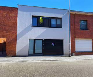 Recente ruime gezinswoning (2013) met achterliggend winkelruimte (119m²) te Centrum Sint-Niklaas Ontdek uiterst smaakvolle en instapklare woning die...