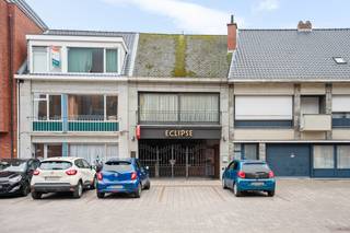 Op een absolute toplocatie in het hart van Putte bevindt zich dit veelzijdige handelspand met bovengelegen appartement. Dankzij de centrale ligging geniet het pand van een uitzonderlijke visibiliteit en een uitstekende bereikbaarheid. Gelegen midden in het centrum, op wandelafstand van winkels en openbaar vervoer en in de nabijheid van belangrijke invalswegen, biedt dit eigendom tal van mogelijkheden voor ondernemers en investeerders.<br /><br />Het handelsgelijkvloers werd uitgebaat als café en beschikt vooraan over een ruim terras waar gasten bij mooi weer kunnen genieten, evenals een overdekt terras. Via een aparte inkomhal betreedt u de zaak, waar u wordt verwelkomd in een indrukwekkende open ruimte met een ronde bar als centraal middelpunt en een dj-booth. Verder zijn er voldoende sanitaire voorzieningen aanwezig. Achteraan bevindt zich ruimte voor de keuken met aansluitende bijkeuken en extra bergruimte.<br /><br />Via een aparte hal bereikt u de eerste verdieping, waar het bovenliggende appartement zich bevindt. Dit appartement beschikt over een eigen inkomhal met apart gastentoilet en vestiaire. De hal leidt naar een ruime leefruimte met plaats voor een gezellige zithoek en aparte eetruimte, evenals een afzonderlijke keuken voorzien van de voornaamste toestellen. Daarnaast zijn er twee volwaardige slaapkamers en een badkamer uitgerust met dubbele lavabo en douchebad. Tot slot beschikt het pand over een ruime zolder en zijn er voldoende parkeermogelijkheden zowel bij het handelspand als op het nabijgelegen kerkplein.<br /><br />U bent verplicht deze woning binnen de 6 jaar na aankoop grondig energetisch te renoveren.<br /><br />Dit is een uitstekende opportuniteit als u op zoek bent naar een handelspand met bovengelegen woonst op een toplocatie te Putte. Contacteer ons voor meer informatie op 0474 78 07 73 of neem een kijkje op www.boonstravastgoed.be . <br /><br />Bijzonderheden:<br />- Geweldige locatie<br />- Uitzonderlijke visibiliteit<br />- Toplocatie in het centrum<br />- Handelspand met appartement