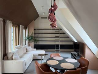 <p>Hoogwaardig afgewerkt &amp; instapklaar 2-slaapkamerappartement</p><p>Dit stijlvolle en instapklare appartement van 103 m² bevindt zich op de bovenste verdieping van residentie Cleine Molensteen, pal in het historische centrum van Antwerpen.</p><p>Het appartement werd in 2016 volledig vernieuwd en combineert een hoogwaardige afwerking met hedendaags wooncomfort, veel natuurlijke lichtinval en een karaktervolle architectuur.</p><p>De ruime leefruimte vormt samen met de eetplaats en open keuken een aangename leefomgeving. De volledig geïnstalleerde keuken beschikt over kwalitatieve inbouwtoestellen, veel kastruimte en een royaal kookeiland. Een bijzondere extra is de ingebouwde wijnklimaatkast van 368 liter.</p><p>Dankzij de ligging op de bovenste verdieping geniet het appartement van veel natuurlijk licht. De automatische Veluxramen met verduistering en airconditioning zorgen voor extra comfort.</p><p>Verder beschikt het appartement over 2 slaapkamers, een moderne badkamer, apart toilet en terras. Ook aan opbergruimte is geen gebrek dankzij 2 bergingen, een extra zolderruimte en ingebouwde kasten.</p><p>Met een EPC-label B combineert het appartement zijn hoogwaardige afwerking met een gunstige energieprestatie.</p><p>De ligging is een absolute troef: pal in het historische centrum, op wandelafstand van de Grote Markt, Onze-Lieve-Vrouwekathedraal, Meir, winkels, restaurants en cafés.</p><p>Troeven:<br />• 103 m² volgens EPC<br />• 2 slaapkamers<br />• Bovenste verdieping<br />• Volledig vernieuwd in 2016<br />• Hoogwaardige afwerking<br />• Keuken met kookeiland<br />• Wijnklimaatkast van 368 liter<br />• Airconditioning<br />• Automatische Veluxramen<br />• Terras<br />• 2 bergingen + zolderruimte<br />• EPC B<br />• Lift<br />• Onmiddellijk beschikbaar</p><p>Interesse? Neem contact op voor meer informatie of een bezoek.</p>