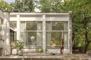 Cette villa moderne et unique, située sur le Steenweg Op Ravels à Oud-Turnhout, est une excellente opportunité pour ceux qui recherchent un...