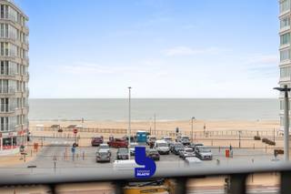 In het prestigieuze gebouw The Crystal Residence in de Troonstraat 226 te Oostende bevindt zich dit modern en luxueus afgewerkt appartement met prachtig zeezicht. Gelegen op de derde verdieping van deze recente residentie combineert dit appartement hedendaagse elegantie met een unieke kustervaring, vlak bij de zeedijk, het centrum, winkels en openbaar vervoer.<br /><br />Het appartement beschikt over een ruime, lichtrijke leefruimte met toegang tot het grote terras, waar je kan genieten van een schitterend uitzicht op zee. De open, volledig ingerichte keuken is uitgerust met moderne toestellen en vormt samen met de woonkamer een aangename leefruimte. Vanuit zowel de leefruimte als de slaapkamer heb je rechtstreeks zicht op zee.<br /><br />De slaapkamer biedt eveneens toegang tot het terras. Indien gewenst kan kan er een extra slaaphoek gemaakt worden.<br />Verder is er een stijlvolle badkamer met inloopdouche en lavabo, een apart toilet en een praktische technische berging.<br /><br />Het gebouw beschikt over een gemeenschappelijk zwembad, een extra troef voor wie houdt van ontspanning en comfort.<br /><br />Belangrijkste troeven:
<ul>
	<li>Terras met frontaal zeezicht</li>
	<li>Hedendaagse, instapklare afwerking</li>
	<li>Centrale ligging nabij dijk en centrum</li>
	<li>Mogelijkheid tot aankoop van een parkeerplaats in de residentie</li>
	<li>Praktisch:</li>
	<li>Bewoonbare oppervlakte: 64 m² + terras</li>
	<li>EPC: 105 kWh/(m² jaar) </li>
	<li>Verkoop onder BTW-stelsel in volle eigendom</li>
	<li>Een stijlvol appartement dat luxe, rust en zeezicht perfect weet te combineren.</li>
</ul>