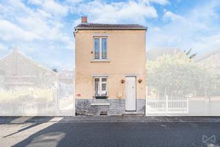 Contact et visites : Mattia Di Pisa – 071 15 87 87 Mattia.dipisa@weinvest.be Maison 4 façades 1 chambre avec grande cour à Dampremy Située à Dampremy, Rue Jean Jaurès 96, cette maison 4 façades offre un cadre de vie agréable et fonctionnel, idéal pour une personne seule ou un couple. La maison se compose comme suit : Au rez-de-chaussée, vous découvrirez un espace ouvert comprenant le salon, la salle à manger ainsi qu’une cuisine fonctionnelle. À l’étage, une chambre ainsi qu’une salle de douche viennent compléter l’habitation. À l’extérieur, le bien bénéficie d’une grande cour d’environ 80 m², offrant un agréable espace extérieur. Vous disposerez également d’un abri de jardin en béton, pratique pour le rangement ou le stockage. Le bien bénéficie par ailleurs d’une chaudière à condensation récente, apportant un confort supplémentaire. Informations techniques : • PEB : F • Électricité conforme • Chauffage au gaz • Chaudière à condensation récente • Châssis double vitrage • Maison 4 façades • ± 50 m² habitables • 1 chambre • Salle de douche à l’étage • Grande cour d’environ 80 m² • Abri de jardin en béton Vous recherchez une maison 4 façades avec un agréable espace extérieur ? Ce bien pourrait parfaitement correspondre à votre projet. Contact et visites : Mattia Di Pisa – 071 15 87 87 Mattia.dipisa@weinvest.be Descriptif à titre indicatif et non contractuel, sous réserve d’inexactitudes.