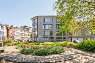<h3>Quares - Group TREVI presenteert :<br />Instapklaar en lichtrijk appartement met 2 terrassen op topligging</h3>
<p>Op zoek naar een instapklaar appartement (bereikbaar per lift) met veel licht, buitenruimte en een centrale ligging? Ontdek dit volledig gerenoveerde 1-slaapkamerappartement (2010) op de bovenste verdieping, gelegen op de Berchemlei 1 te Borgerhout, op de grens met Berchem en Deurne-Zuid.</p>
<p>Bij het betreden van het appartement komt u in een ruime inkomhal met ingemaakte kasten, die toegang biedt tot alle ruimtes.</p>
<p>De royale leefruimte geniet van een overvloed aan natuurlijk licht dankzij de hoekligging en grote raampartijen, uitkijkend op groene bomen. Deze biedt plaats voor zowel een comfortabel salon als een ruime eettafel.</p>
<p>Vanuit de leefruimte heeft u toegang tot het eerste, recent vernieuwde terras. Dit ruime en zonnige terras biedt alle comfort voor een aperitief, barbecue of gezellige avond in alle privacy, zonder inkijk.</p>
<p>Aansluitend bevindt zich de zeer ruime, volledig uitgeruste keuken met aparte zithoek, waar u eveneens plaats heeft voor een ontbijttafel. De keuken is voorzien van alle toestellen (vaatwasmachine, oven, koelkast, diepvries, microgolf en kookvuur met dampkap) en geeft toegang tot een tweede, kleiner terras, ideaal voor een ochtendkoffie of praktische doeleinden zoals het plaatsen van vuilbakken. Plaats en aansluitingen voor een wasmachine zijn hier ook voorzien.</p>
<p>De slaapkamer, gelegen aan de rustige achterzijde van het gebouw, biedt voldoende ruimte voor een groot bed en kleerkast.</p>
<p>De recent vernieuwde badkamer beschikt over een inloopdouche, lavabo in meubel, handdoekdroger en toilet.</p>
<p>Tot slot is er nog een praktische kelderberging inbegrepen.</p>
<h3>Centrale en dynamische ligging</h3>
<p>Dit appartement bevindt zich op een toplocatie op de grens van Borgerhout en Berchem, in een buurt die stedelijke levendigheid combineert met comfort en bereikbaarheid.</p>
<p>U geniet hier van:</p>
<ul>
<li>Uitstekende bereikbaarheid met tram, bus en trein op wandelafstand</li>
<li>Vlotte verbinding naar Antwerpen-centrum en de Ring</li>
<li>Alle voorzieningen binnen handbereik: winkels, horeca, scholen en supermarkten</li>
</ul>
<p>Daarnaast liggen <span><span>Rivierenhof</span></span> en <span><span>Park Spoor Oost</span></span> vlakbij, ideaal voor ontspanning en recreatie.</p>
<p>De buurt staat bekend als een trendy en opkomende wijk, geliefd om haar creatieve, multiculturele karakter en sterke lokale dynamiek. Hier woont u centraal, met alles binnen handbereik en met voldoende groen in de omgeving.</p>
<h3>Troeven van het appartement</h3>
<ul>
<li>Volledig gerenoveerd in 2010</li>
<li>Instapklaar</li>
<li>Zeer lichtrijk</li>
<li>Gelegen op de bovenste verdieping</li>
<li>Lift aanwezig</li>
<li>Twee terrassen (waarvan één ruim en vernieuwd)</li>
<li>Geen inkijk aan terras en leefruimte</li>
<li>Ruime leefruimte en keuken</li>
<li>Kelderberging inbegrepen</li>
<li>Zeer lage gemeenschappelijke kosten</li>
<li>Gunstig EPC</li>
<li>Conforme elektrische keuring</li>
<li>Geen kosten aan het gebouw</li>
<li>Dak recent gerenoveerd in 2019</li>
<li>Centrale ligging</li>
<li>Vlotte bereikbaarheid met openbaar vervoer en richting snelweg</li>
<li>Parkeermogelijkheden in de buurt</li>
</ul>
<p>Kortom: een lichtrijk, instapklaar appartement met twee terrassen op een strategische toplocatie in Antwerpen. Perfect voor wie comfortabel wil wonen of zorgeloos wil investeren.<br /><br />Ziet u zichzelf hier al wonen of investeren? Contacteer de makelaar en plan uw bezoek!</p>