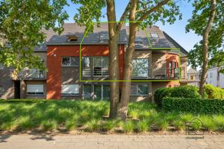 <p><span>Duplex appartement te koop in centrum Bonheiden - 2 ruime slaapkamers - instapklaar en luxueus afgewerkt</span></p><p><span>In het hart van Bonheiden, maar op een rustige locatie, bevindt zich dit prachtig afgewerkte duplex appartement, gelegen op de eerste en tweede verdieping van een verzorgd gebouw uit 2004. Dankzij het uitstekende onderhoud verkeert het appartement in quasi nieuwbouwstaat.</span></p><p><span>Bij het betreden van het appartement komt u in de inkomhal, die toegang biedt tot een apart gastentoilet en een praktische berging (momenteel ingericht met douche). Aansluitend bevindt zich de ruime en lichtrijke leefruimte, die geniet van natuurlijke lichtinval langs zowel de voor- als achterzijde. Vooraan kijkt u uit op aangenaam groen, wat zorgt voor een rustige woonbeleving. De open keuken is hoogwaardig afgewerkt en voorzien van alle comfort. Zowel aan de voor- als achterzijde beschikt het appartement over een terras.</span></p><p><span>Op de bovenverdieping bevinden zich twee bijzonder ruime slaapkamers (beiden groter dan 15 m², wat zelden voorkomt), waarvan één met een extra aansluitende ruimte die perfect kan dienen als dressing of bureau. Verder is er een apart toilet, een zeer ruime badkamer met ligbad en een bijkomende berging die ideaal is als wasruimte.</span></p><p><span>Het gebouw beschikt over een lift en het duplex appartement is bovendien uitgerust met een traplift naar de bovenverdieping, wat extra comfort biedt.</span></p><p><span>Bij het appartement hoort een ruime ondergrondse parkeerplaats, inbegrepen in de prijs. Aansluitend is er een uitzonderlijk grote kelderberging, die perfect kan dienen als hobbyruimte of werkplaats.</span></p><p><span>Kortom, een instapklaar en kwalitatief afgewerkt appartement op een toplocatie in Bonheiden.</span></p><p><span>Voor meer informatie of een bezoek contacteer ReuzeGoed op 0470 11 56 80 of via welkom@reuzegoed.be</span></p><p><span> </span></p>