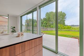 NIEUWBOUW WONING IN HALFOPEN VERBAND . Nieuwbouw woning in halfopen verband in Kerkom, een landelijke deelgemeente van Boutersem. De woningen worden opgetrokken in een moderne stijl en hebben een bruto vloeroppervlakte van 232m². Beide woningen zijn ontworpen om volop van daglicht te genieten en de leefruimte op het gelijkvloers met luxueus ingerichte keuken is volledig naar de tuin gericht. Op de verdieping zijn er 3 slaapkamers, waaronder een ruime master bedroom met en-suite badkamer en een gedeelde douchekamer tussen de twee andere kamers.
De tuinen met terras worden volledig aangelegd, net als de opritten vooraan de woningen die de nodige parkeerplaatsen bieden.
De woningen zijn gelegen op een mooi stuk grond dat achteraan uitgeeft op agrarisch gebied, De woningen worden volledig afgewerkt opgeleverd. Voor de inrichting zijn ruime budgetten voorzien, Ook de voor- en achtertuin, het terras en de oprit vooraan de woning worden volledig aangelegd.De woningen worden instapklaar en tot in de puntjes afgewerkt opgeleverd door Guilliams Construction Solutions. Daarom bouwen ze graag in nauwe samenwerking met de toekomstige bewoners, zodat zij hun eigen keuzes kunnen maken wat betreft de inrichting en de afwerking. Voor elke fase is er een ruim budget voorzien. Heeft u nog bijkomende wensen die niet binnen het standaardpakket vallen, dan zorgen zij voor een passende uitwerking op maat.
