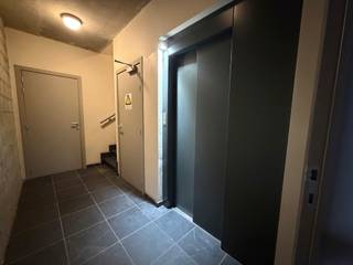 <p>Op zoek naar een fijn appartement op een vlot bereikbare locatie? Dit leuke appartement, gelegen op de eerste verdieping van een verzorgd gebouw in de Dr. Van de Perrestraat 156A te Geel, combineert comfortabel wonen met een uitstekende ligging.</p>
<p>Het appartement is vlot bereikbaar met de lift en beschikt over een aangename leefruimte, twee ruime slaapkamers en een badkamer met praktische bad-/douchecombinatie. Een absolute troef is het ruime, zonnige terras, waar je heerlijk kan genieten van de buitenlucht en een rustig moment in de zon.</p>
<p>Daarnaast beschikt het appartement over een kleine kelderberging voor extra stockageruimte.</p>
<p>Ook praktisch zit je hier helemaal goed: de ondergrondse parkeerplaats en bijhorende berging zijn verplicht aan te kopen voor een meerprijs van € 16.000.</p>
<p><strong>De ligging maakt het plaatje compleet!</strong> Op een steenworp van het centrum van Geel, met winkels, het station en de ring in de onmiddellijke omgeving, geniet je hier van een uitstekende bereikbaarheid en alle dagelijkse voorzieningen binnen handbereik.</p>
<p>Een ideaal appartement voor wie comfortabel en centraal wil wonen, met alle troeven van de stad vlakbij!</p>
<p><strong>Troeven op een rij:</strong></p>
<ul>
<li>
<p>Gelegen op de eerste verdieping, bereikbaar met de lift</p>
</li>
<li>
<p>Twee ruime slaapkamers</p>
</li>
<li>
<p>Badkamer met bad-/douchecombinatie</p>
</li>
<li>
<p>Ruim en zonnig terras</p>
</li>
<li>
<p>Kleine kelderberging</p>
</li>
<li>
<p>Ondergrondse parkeerplaats en berging verplicht bij aan te kopen voor € 16.000</p>
</li>
<li>
<p>Op korte afstand van het centrum, winkels, station en ring van Geel<br /><br />Voor meer info: info@denimmo.be of 0475/58.02.89</p>
</li>
</ul>