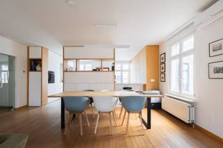 <p>In het prestigieuze <strong>Oranje Huis</strong>, een prachtige laat-classicistische herenwoning die met veel zorg en respect voor haar authentieke karakter werd omgevormd tot een stijlvol appartementsgebouw, bevindt zich dit recent gerenoveerde appartement waar charme, ruimte en hedendaags comfort naadloos samenkomen. Het gebouw beschikt over een lift en biedt het extra comfort van een private parkeerplaats en berging.</p>
<p>Bij het binnenkomen valt meteen de overvloedige lichtinval op die het appartement een bijzonder aangename en warme sfeer geeft. De ruime leefruimte met sfeervolle haard geniet van een uniek uitzicht op een schilderachtig pleintje en de Schelde, waardoor u hier dagelijks kunt genieten van rust, licht en een uitzonderlijk decor. De volledig geïnstalleerde keuken vormt een uitnodigende plek om te koken en samen te komen. Dankzij de gezellige ontbijthoek en het uitzicht op de rustige binnenplaats is dit een ruimte waar het aangenaam vertoeven is, van de eerste koffie in de ochtend tot lange avonden met familie en vrienden.</p>
<p>Het appartement beschikt over drie volwaardige slaapkamers en twee comfortabele badkamers, waardoor het perfect geschikt is voor gezinnen, koppels die extra ruimte wensen of wie wonen en werken wil combineren. De recente renovatie werd uitgevoerd met oog voor kwaliteit en wooncomfort, terwijl de authentieke uitstraling van het gebouw behouden bleef.</p>
<p>Dit is een woning die zich onderscheidt door haar unieke combinatie van klasse, sereniteit en eigentijds comfort. Een zee van licht, prachtige uitzichten, stijlvolle leefruimtes en een uitzonderlijke ligging maken van dit appartement een zeldzame opportuniteit voor wie op zoek is naar een karaktervolle thuis op een bijzondere locatie.</p>