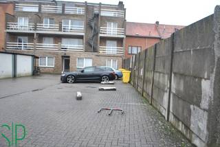 Open autostaanplaats (nummer B) voorzien van parkeerbeugel.Voor bijkomende inlichtingen of een bezoek ter plaatse kan u steeds vrijblijvend contact...