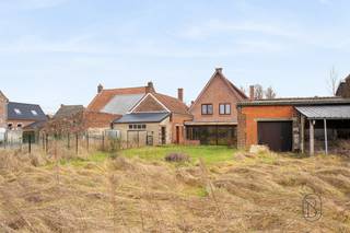 Nestled in the heart of the village of Laplaigne on a plot of nearly 3,000 m², this sound and solid house offering a generous living area of 229 m²...