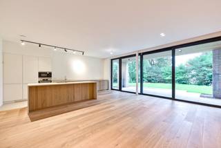 Discover this stunning recent apartment located on the prestigious Avenue Hamoir, near the Bois de la Cambre, the European School of Uccle, and...