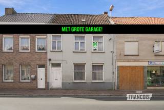 Op zoek naar een renovatieproject met ruimte en mogelijkheden? Deze ruime rijwoning in Roesbrugge biedt een mooie basis om een woonst volledig naar eigen smaak in te richten.<br /><br />De woning beschikt over een bewoonbare oppervlakte van 184 m² en verwelkomt je via de inkomhal in de leefruimte, met aansluitend de keuken, een veranda, een apart toilet en een kelder. Op de verdieping bevinden zich vier slaapkamers en een nachthal. Ook de zolder biedt extra mogelijkheden. Buiten geniet je van een tuin met een buitenberging. De garage, gelegen in de Krekelstraat, zorgt voor extra praktisch comfort.<br /><br />Gelegen in de Prof. Rubbrechtstraat in Roesbrugge, op een perceel van 504 m², vormt deze eigendom een interessante opportuniteit voor wie op zoek is naar een renovatieproject met potentieel. Ontdek de mogelijkheden en maak van deze woning jouw nieuwe thuis.<br /><br />Er is een mogelijkheid om te renoveren naar twee rijwoningen, waarvan één in de Professor Rubbrechtstraat en één in de Krekelstraat.<br /><br />Interesse in deze woning te koop in Roesbrugge? Vraag je bezoek aan via Immo Francois. Onze makelaars staan voor je klaar in Poperinge, Vleteren, Heuvelland en Mesen om je persoonlijk te begeleiden.<br /><br />Denk je eraan om je woning te verkopen? Neem vrijblijvend contact op met Aline van Immo Francois in Poperinge voor een gratis schatting via aline@immofrancois.be.<br /><br />
