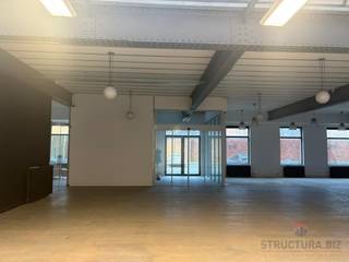 Bureaux à usage mixte avec showroom et/ou espace de stockage équipé d'une porte sectionnelle pour petits camions de transport, d'une superficie de...