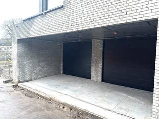 Deze garage bevindt zich in een nieuwbouwresidentie, hartje Torhout (tussen Wollemarkt en Parking Deprez), dus zeer centraal gelegen.Ze is...