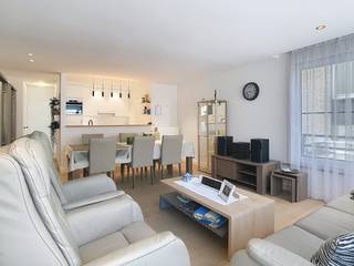 Le moyen le plus rapide pour visiter cette propriété ? Demandez votre visite via le bouton rouge de notre site Web (www.dewaele.com) et vous serez contacté par l'un de nos experts en location. Appartement prêt à emménager avec 2 chambres et terrasse dans le centre de Roeselare.La disposition de l'appartement est la suivante :- Hall d'entrée avec toilettes invités- Salon lumineux avec coin salon et salle à manger- Cuisine ouverte - Rangement- 2 chambres- Salle de bain avec lavabo et douche- TerrasseCaractéristiques supplémentaires :- Appartement lumineux- Ascenseur dans le bâtiment- Économe en énergie- Emplacement central en plein centre-ville à proximité des commerces, de la Grote Markt, des transports en commun,...Êtes-vous intéressé par cet appartement à louer à Roeselare ? N'hésitez pas à nous contacter.