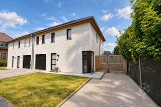 Deze hedendaagse halfvrijstaande woning is rustig gelegen in een doodlopende straat. <br />Indeling: inkomhal met gastentoilet en trap met trapverlichting, lichtrijke woonkamer met een royale zit- en eetruimte en een prachtig zicht op de tuin, volledig geïnstalleerde (incl. stoomoven) open keuken met keukeneiland. Via de keuken is er toegang tot de inpandige garage met aparte berging en wasplaats.<br />Op de eerste verdieping vind je vier ruime slaapkamers, grote badkamer met dubbele wastafel, bad en inloopdouche. De zolderverdieping is bereikbaar via een vaste trap en biedt ruimte voor een extra slaapkamer. <br />De tuin is voorzien van een omheining met toegansgpoort in hardhout, een terras en een grote tuinberging. Vooraan is de woning voorzien van een oprit met poortje naar de tuin. <br /><strong>EXTRA INFORMATIE:</strong><br />• 11 zonnepanelen <br />• Vloerverwarming op de benedenverdieping<br />• Elektrische rolluiken op de bovenverdieping<br />• Vliegenramen boven en beneden<br />• Voorziening voor airco en zonneluifel<br />• Vaste trap naar de tweede verdieping (extra slaapkamer mogelijk)<br />• Ventilatiesysteem D<br />• Regenwaterput 15.000l<br /><br />RICHTRIJS - 549.000 EUR - De vermelde prijs is een richtprijs: ieder bod (lager of hoger dan de richtprijs) wordt voorgelegd aan de eigenaars, die al dan niet kunnen ingaan op het voorstel.<br /><br />De foto’s van de leefruimte werden virtueel ingericht en dienen uitsluitend ter illustratie.<br /><br /><strong>BEZOEKMOMENT VRIJDAG 09/10 VAN 16U TOT 17U30 |<br /><u>Reserveer</u> tijdig uw afspraak!</strong> via 050 550 750 of info@perspectiefvastgoed.be